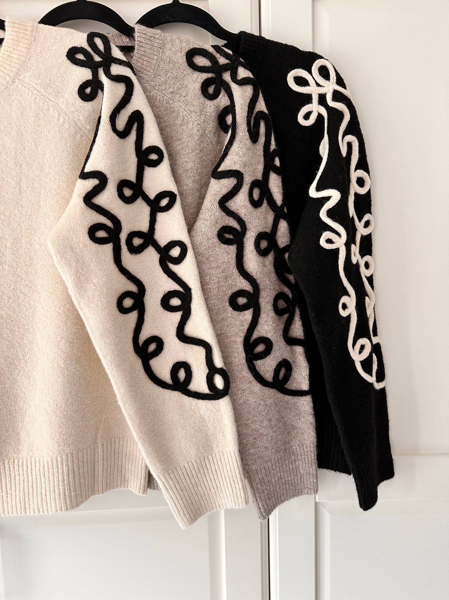 TRUI EMBROIDERY | WHITE/BLACK