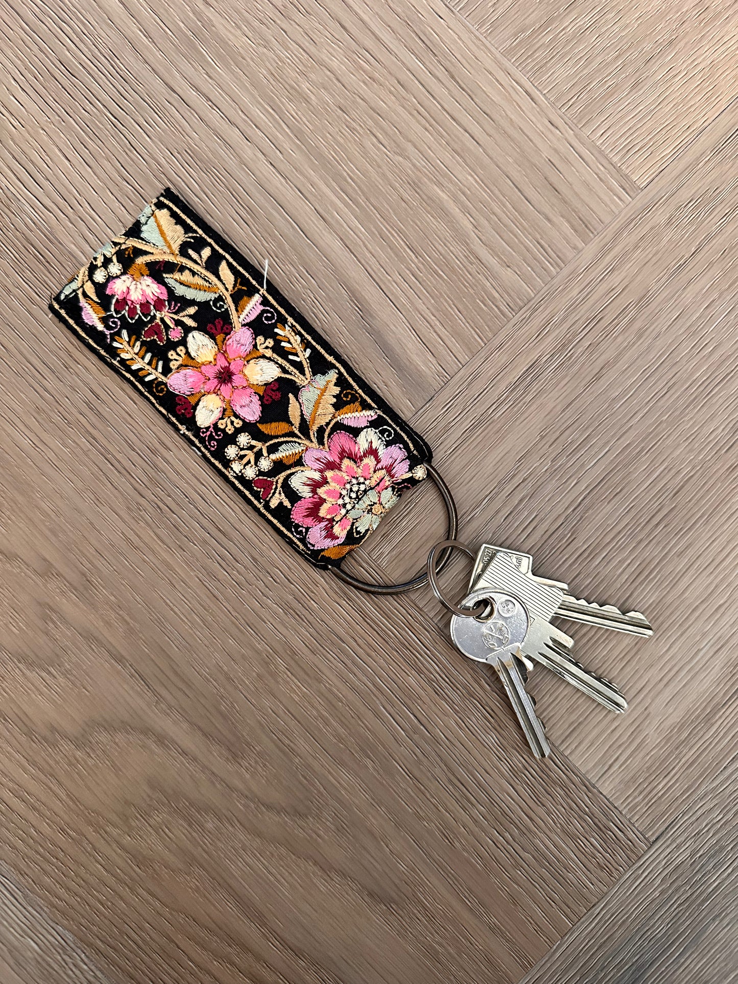 SLEUTELHANGER | LILY DARK