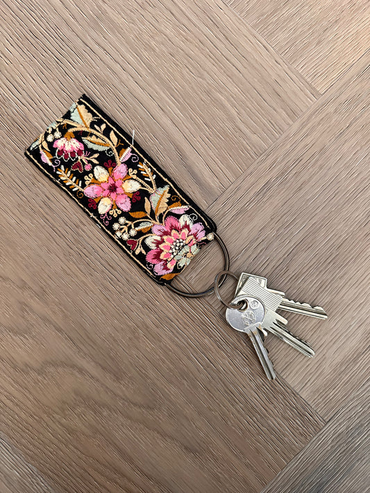 SLEUTELHANGER | LILY DARK