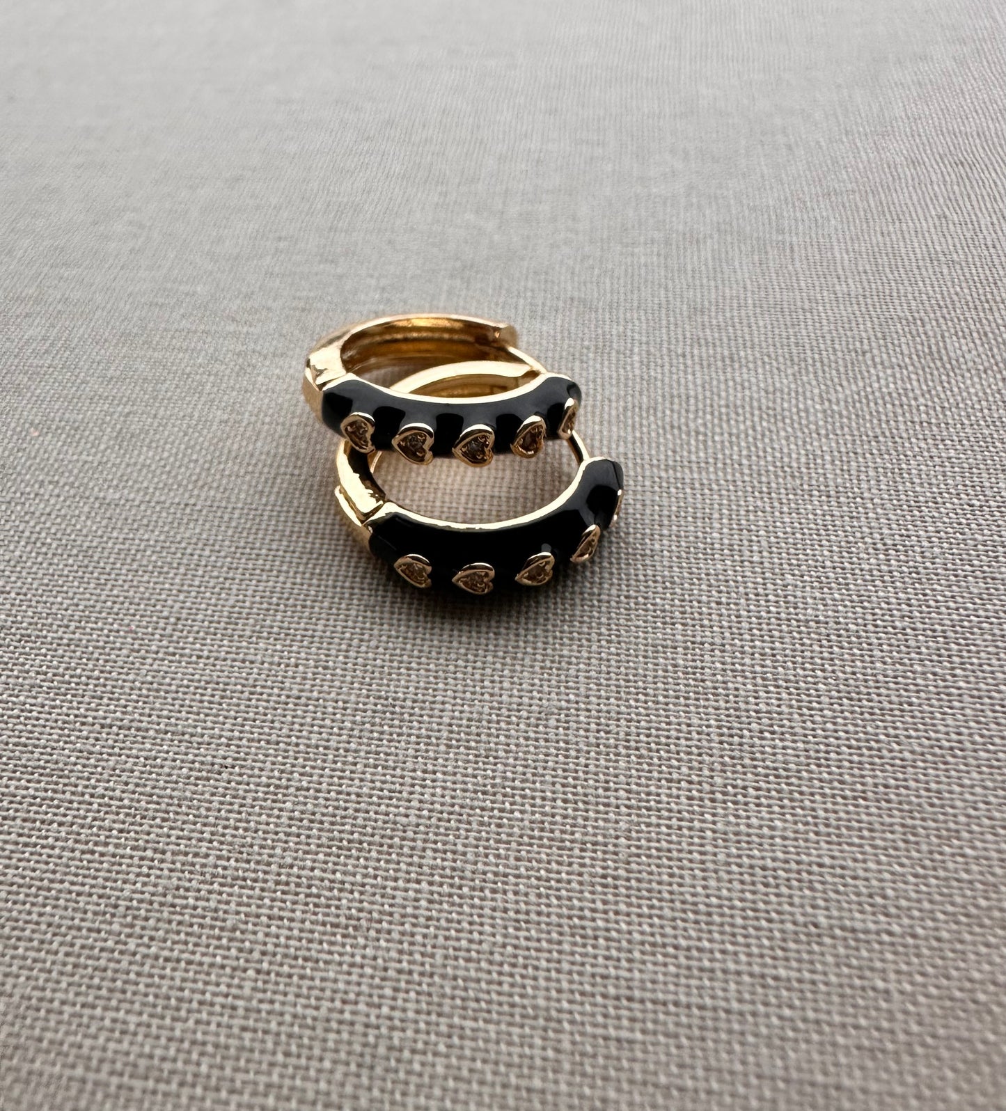 OORBELLEN BLACK HEARTS | GOLD