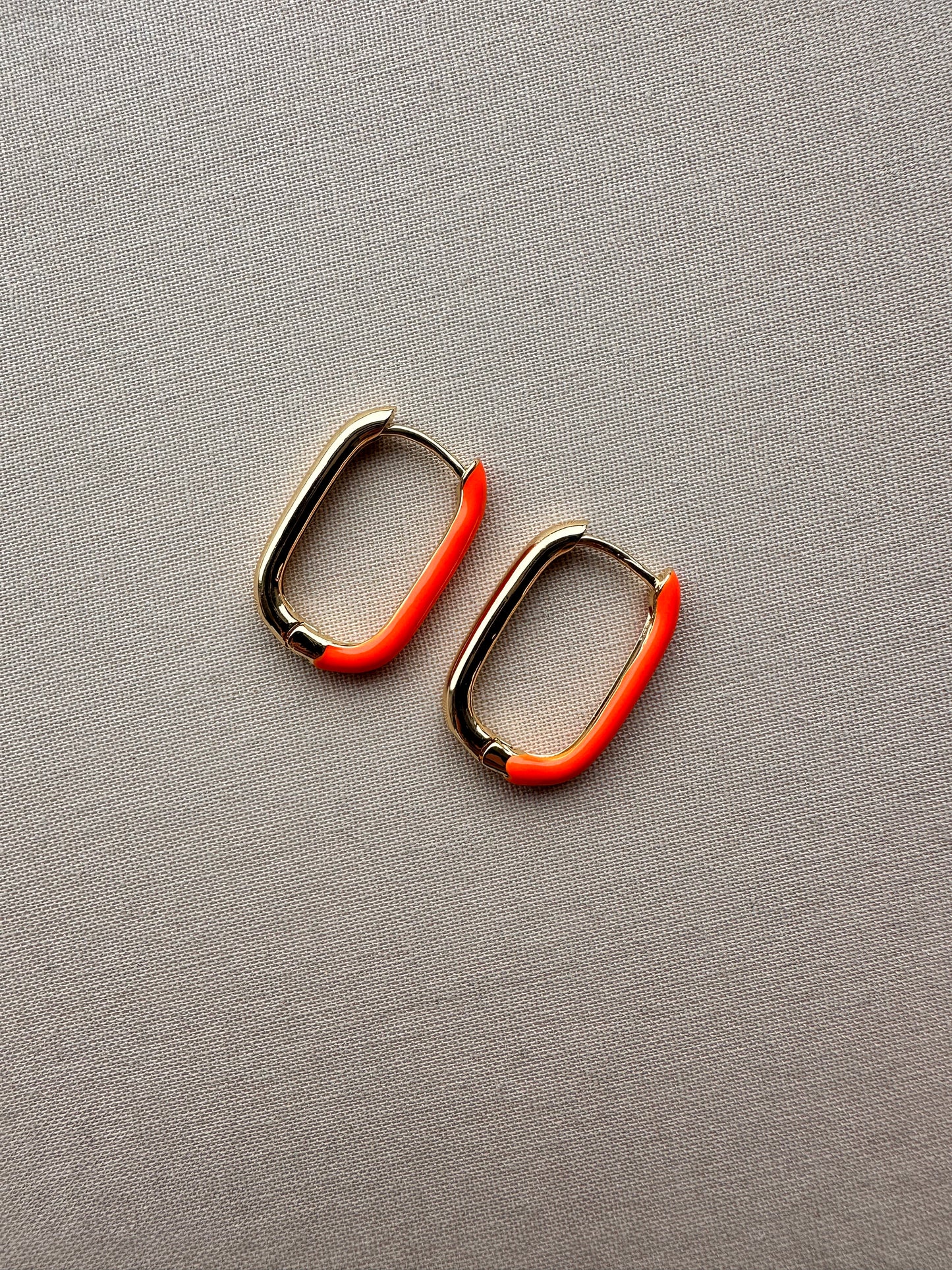 OORBELLEN ORANGE HOOPS | GOLD