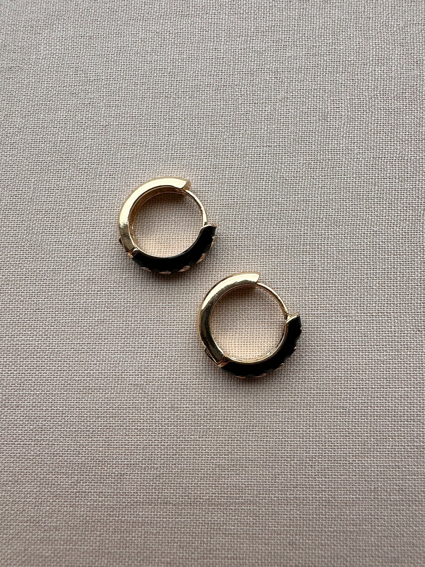 OORBELLEN BLACK HEARTS | GOLD